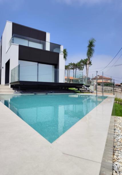 Vista exterior piscina frontal