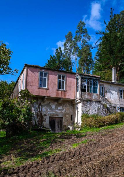 El frente de la casa desde otro ángulo