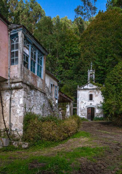 Frente de casa y capilla