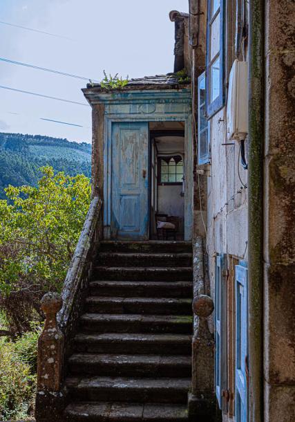 Puerta con escalinata principal