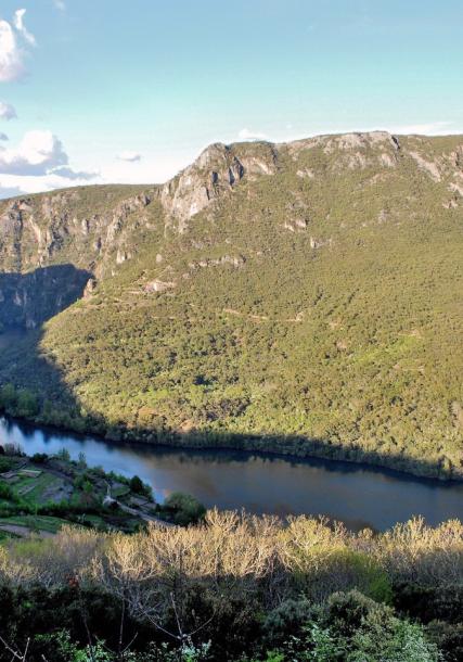 Enciña da Lastra mountain range
