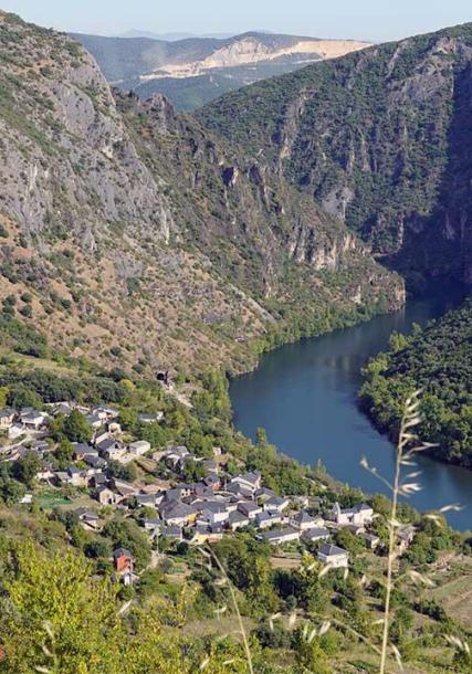 Enciña da Lastra mountain range